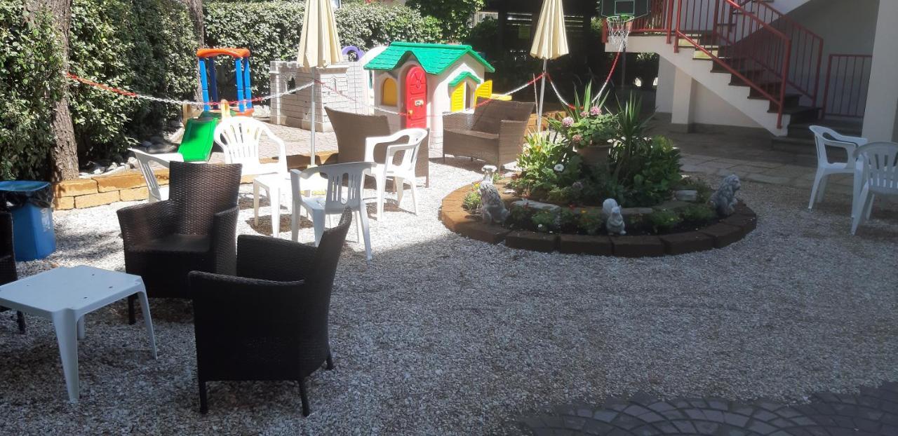 Hotel De Amicis Riccione Bagian luar foto