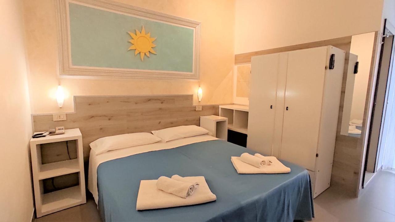 Hotel De Amicis Riccione Bagian luar foto
