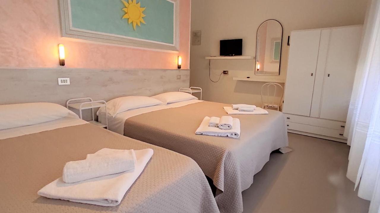 Hotel De Amicis Riccione Bagian luar foto