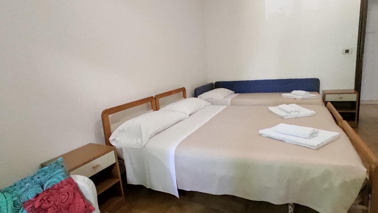 Hotel De Amicis Riccione Bagian luar foto