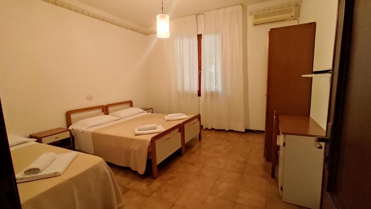 Hotel De Amicis Riccione Bagian luar foto