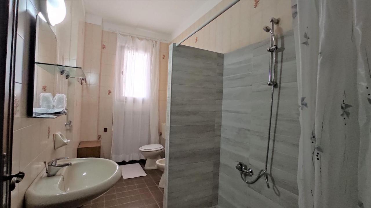 Hotel De Amicis Riccione Bagian luar foto