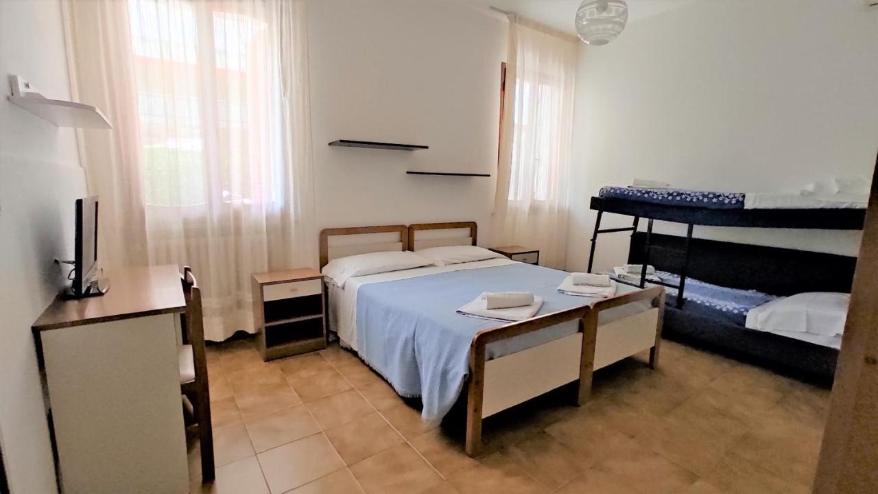 Hotel De Amicis Riccione Bagian luar foto