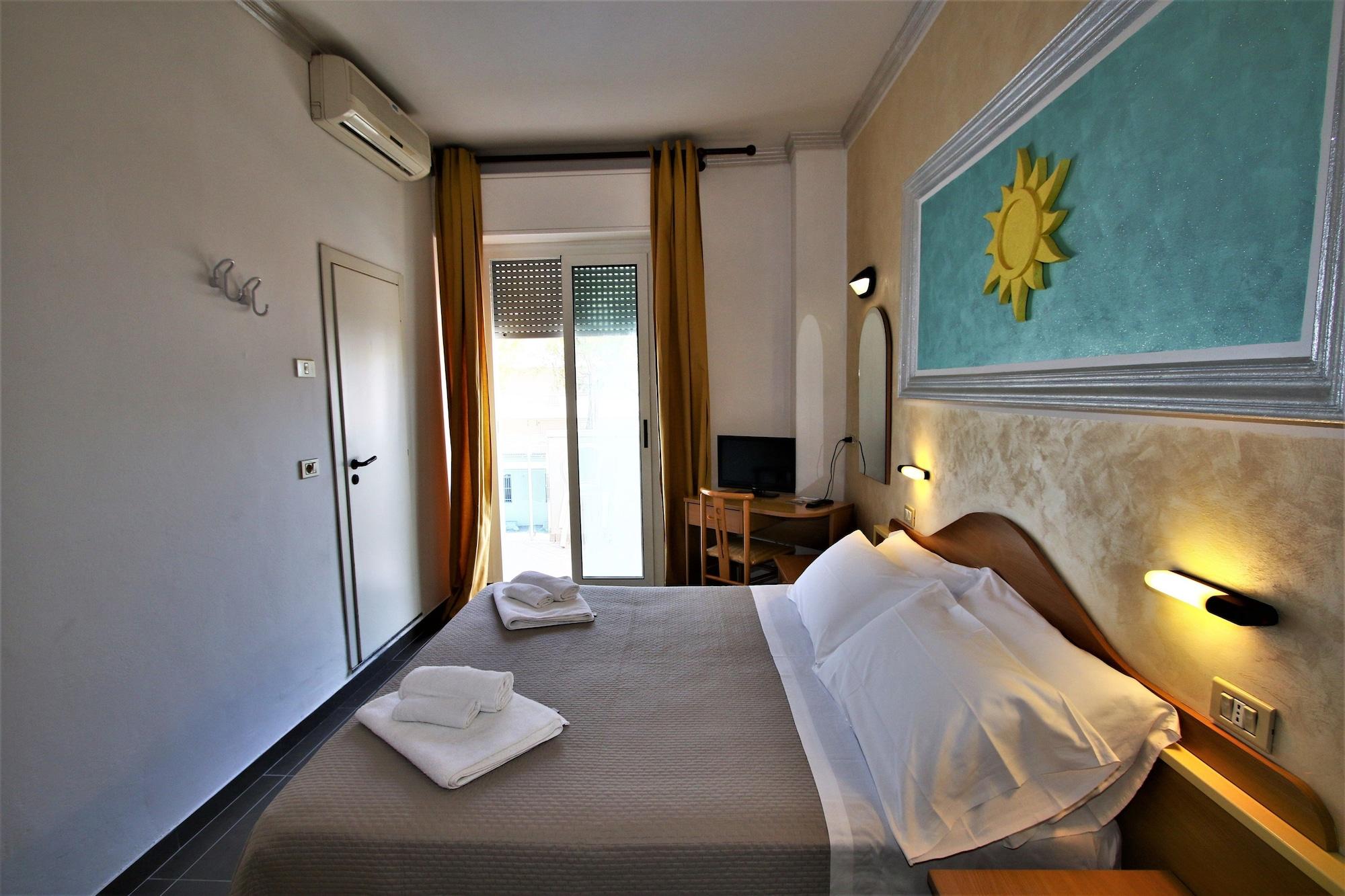Hotel De Amicis Riccione Bagian luar foto