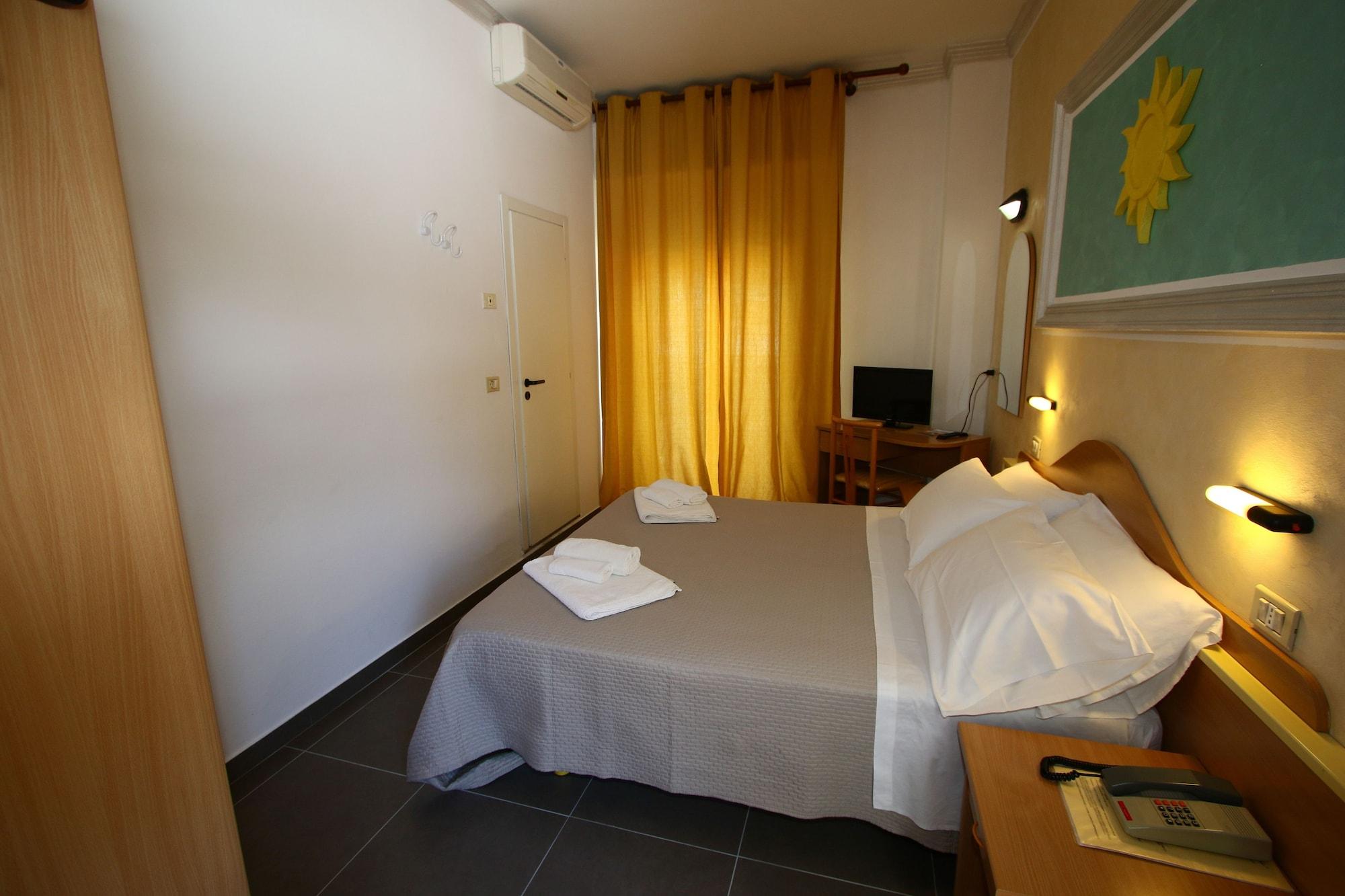 Hotel De Amicis Riccione Bagian luar foto