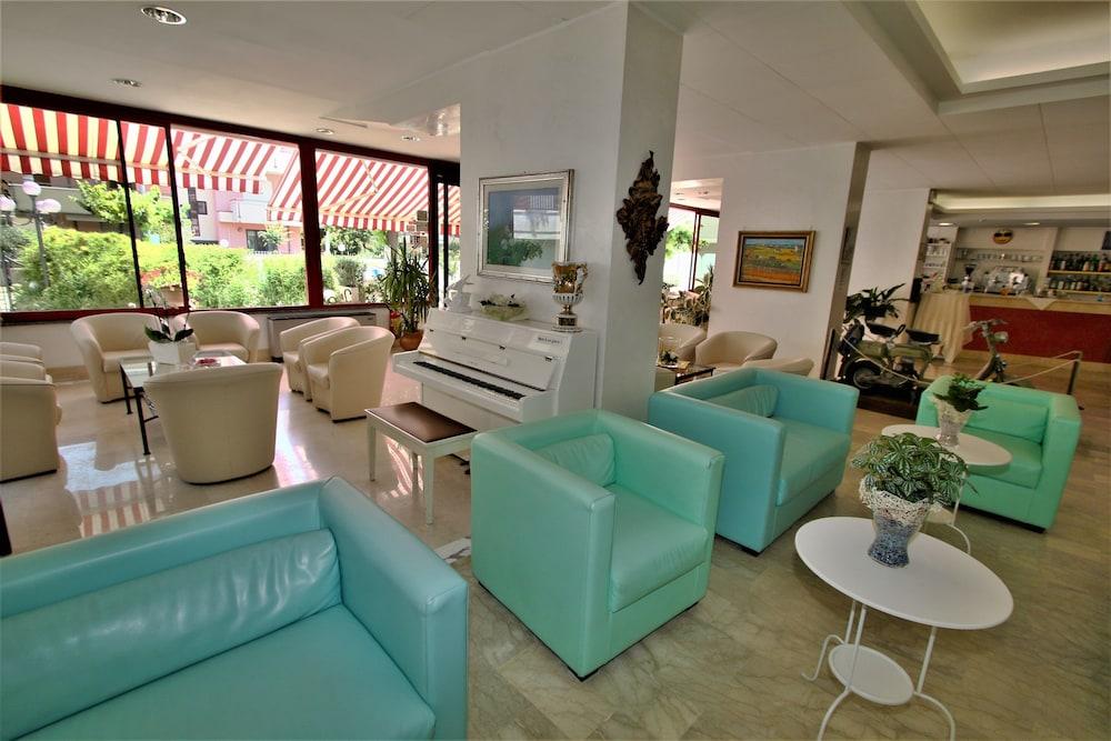Hotel De Amicis Riccione Bagian luar foto