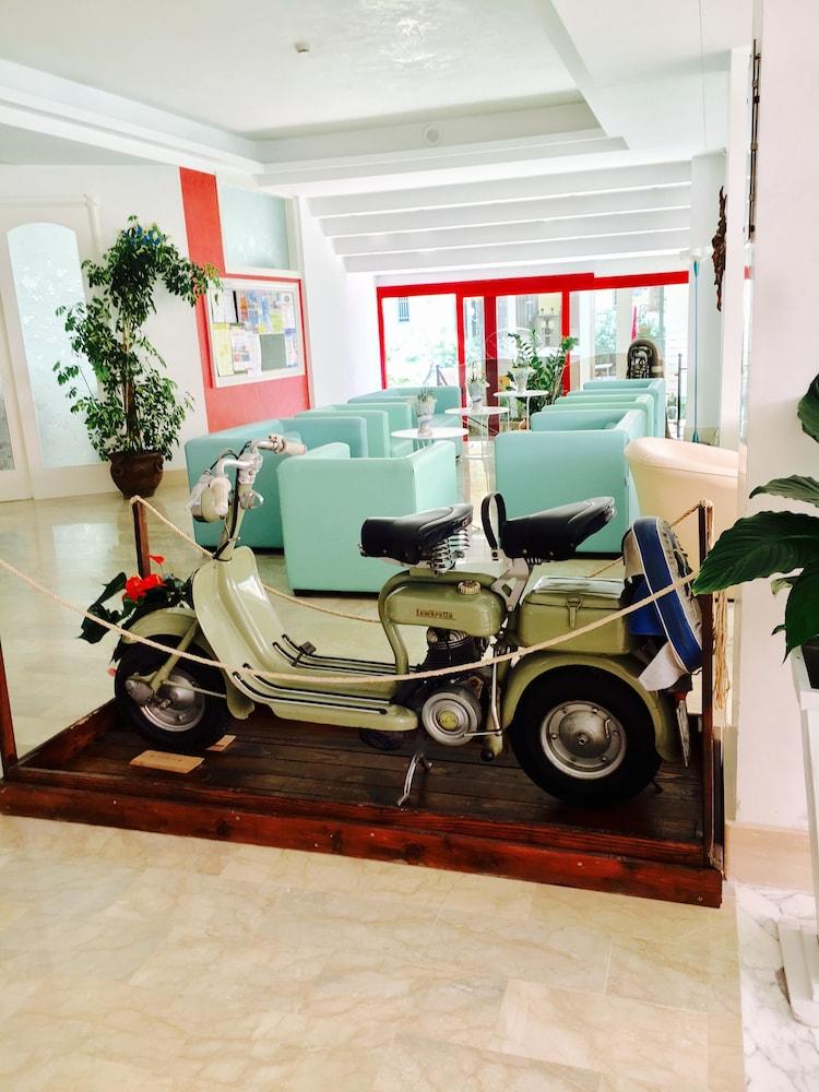 Hotel De Amicis Riccione Bagian luar foto