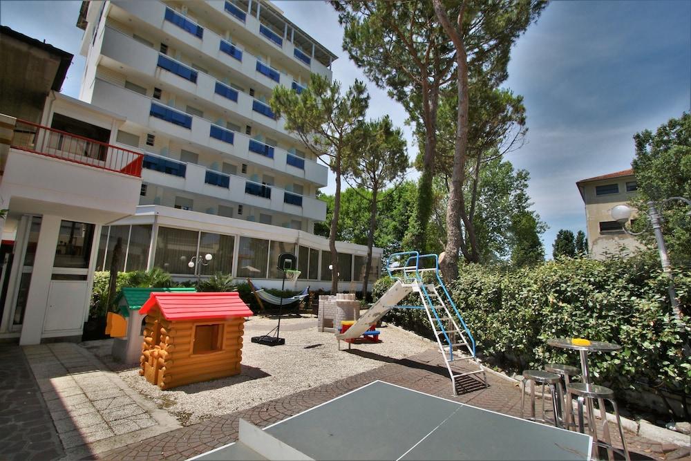 Hotel De Amicis Riccione Bagian luar foto