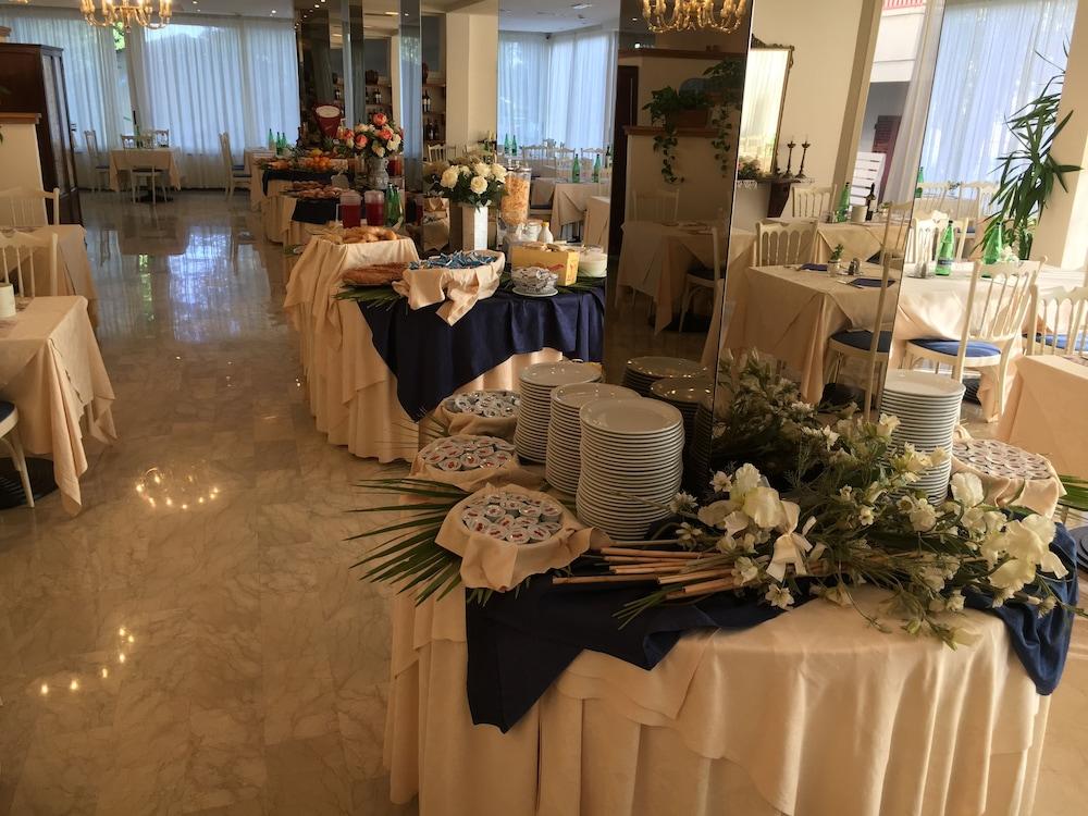 Hotel De Amicis Riccione Bagian luar foto
