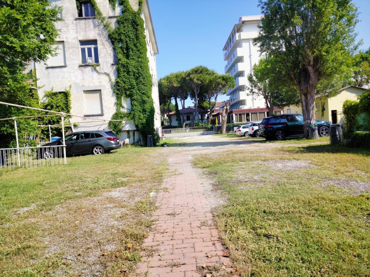 Hotel De Amicis Riccione Bagian luar foto