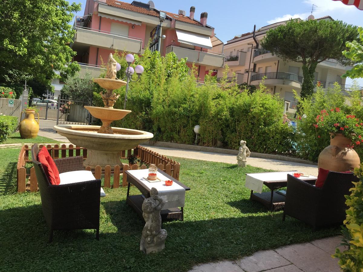 Hotel De Amicis Riccione Bagian luar foto