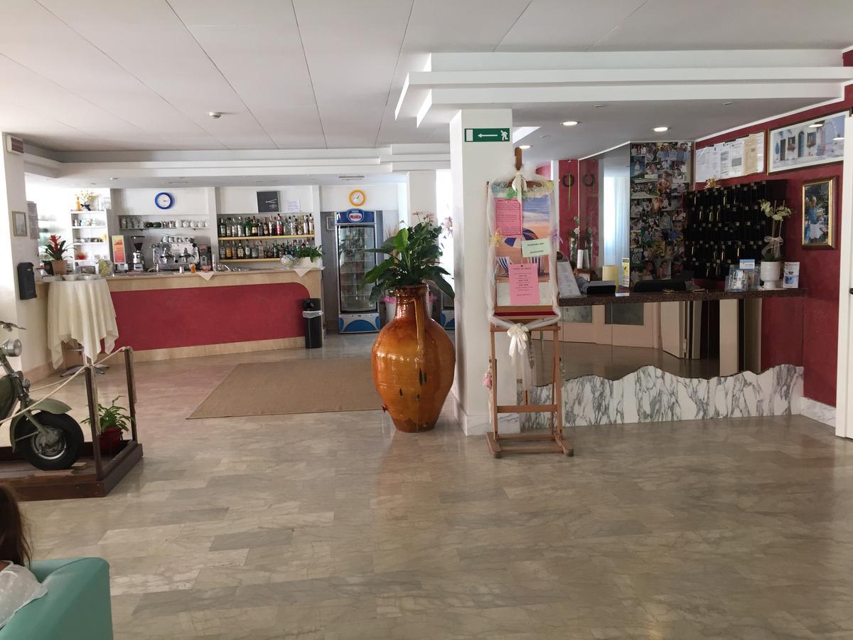 Hotel De Amicis Riccione Bagian luar foto