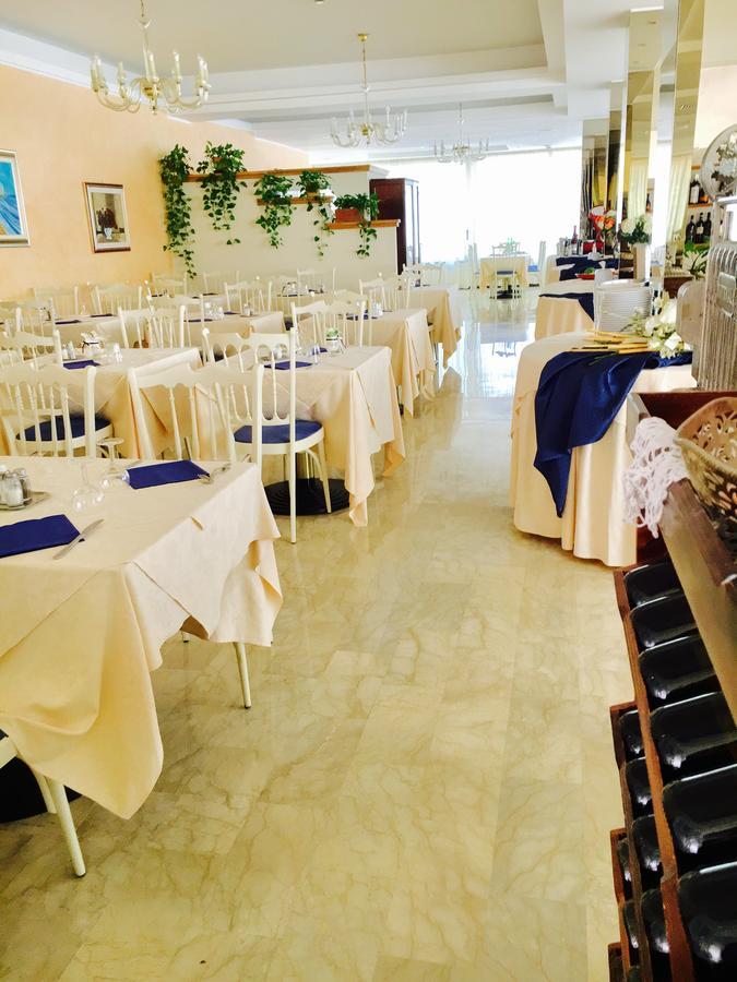Hotel De Amicis Riccione Bagian luar foto