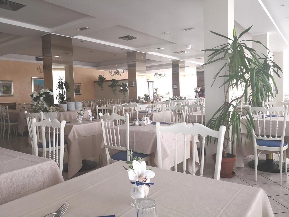 Hotel De Amicis Riccione Bagian luar foto