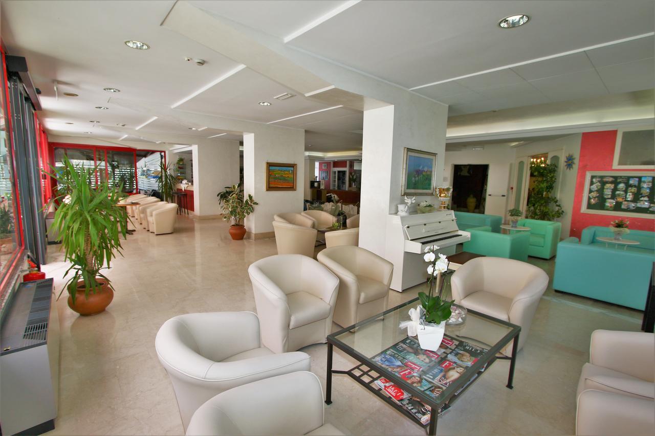 Hotel De Amicis Riccione Bagian luar foto