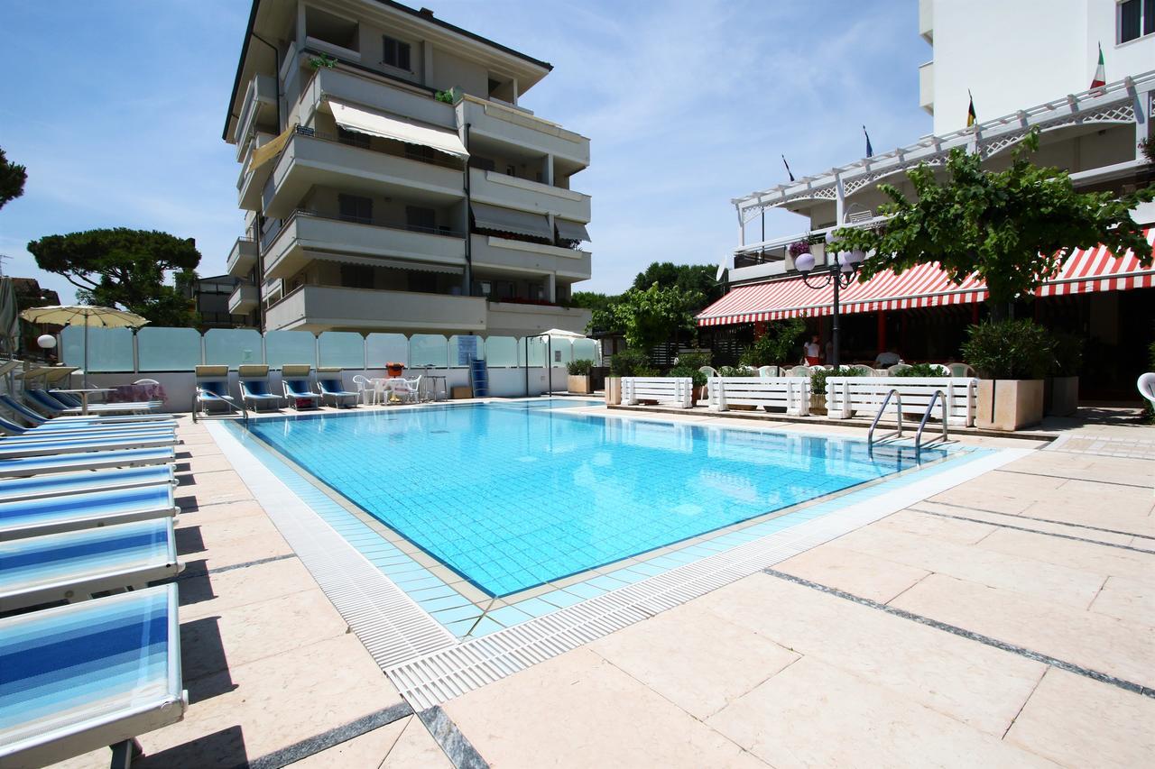 Hotel De Amicis Riccione Bagian luar foto