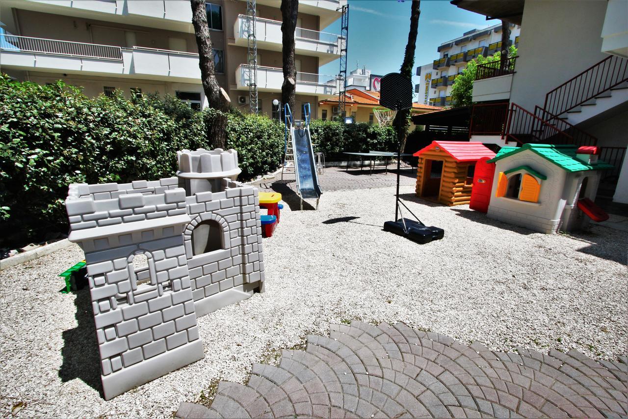 Hotel De Amicis Riccione Bagian luar foto