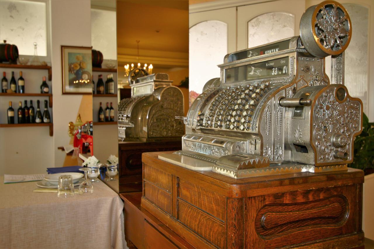 Hotel De Amicis Riccione Bagian luar foto