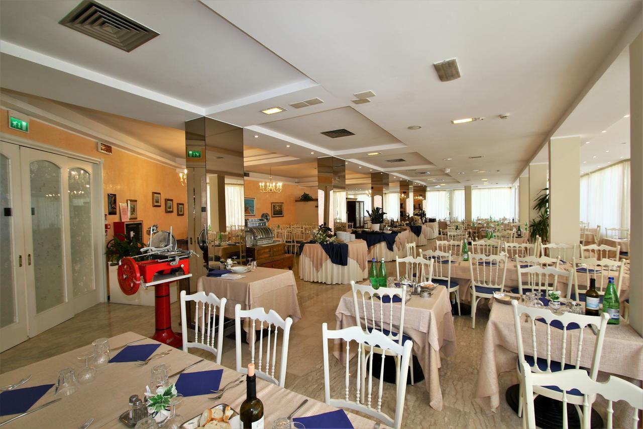Hotel De Amicis Riccione Bagian luar foto