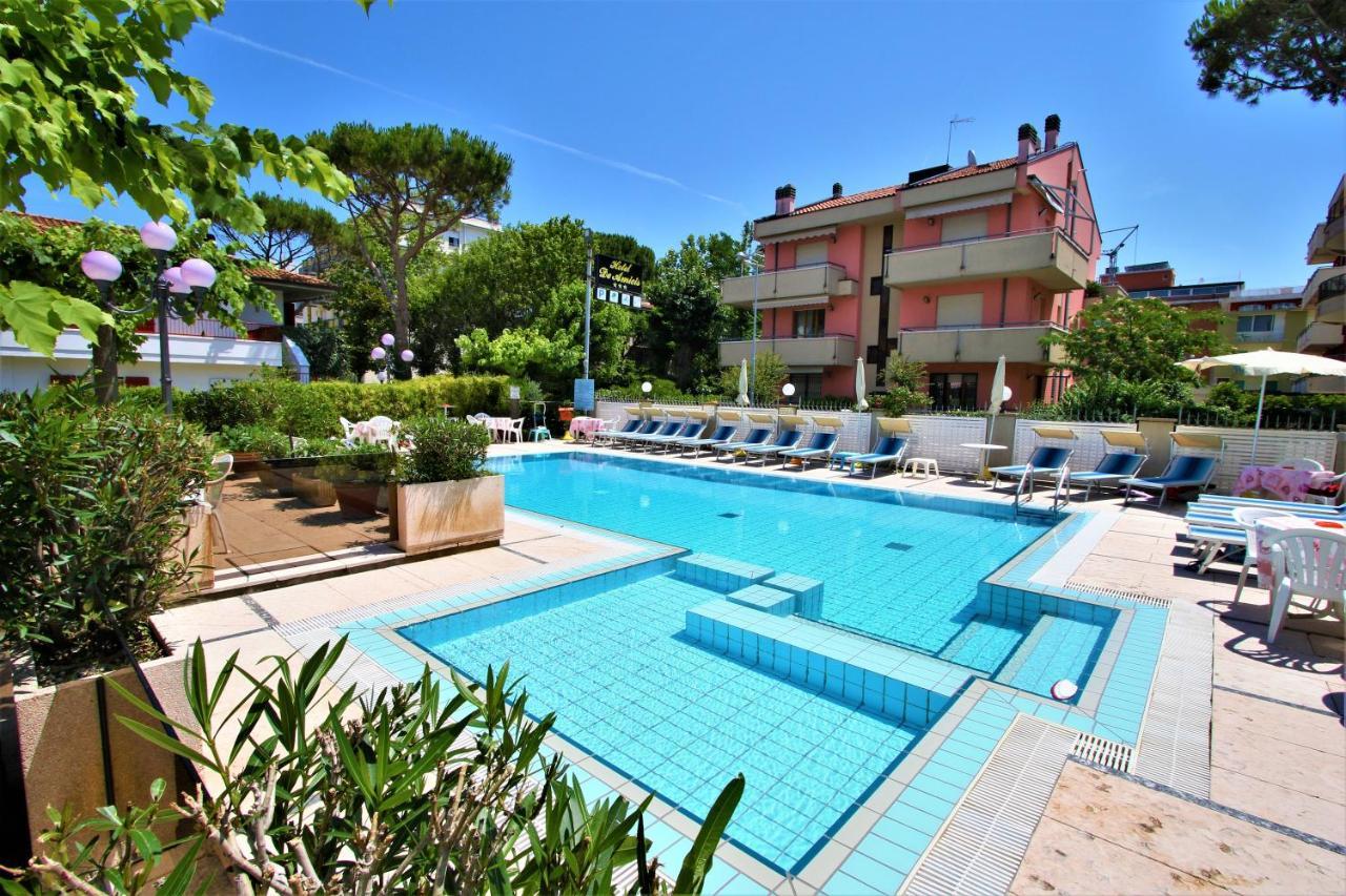 Hotel De Amicis Riccione Bagian luar foto