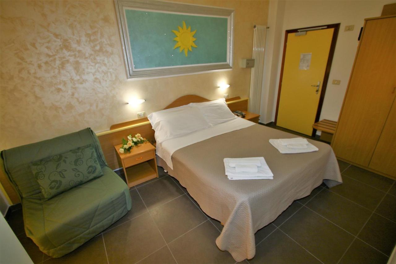 Hotel De Amicis Riccione Bagian luar foto